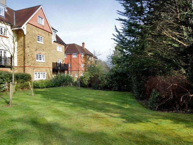  Image of 2 bedroom Flat for sale in Copthorne Common Road Copthorne Crawley RH10 at Copthorne Common Road Copthorne Crawley, RH10 3SL