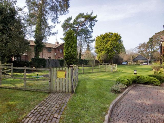  Image of 2 bedroom Flat for sale in Copthorne Common Road Copthorne Crawley RH10 at Copthorne Common Road Copthorne Crawley, RH10 3SL