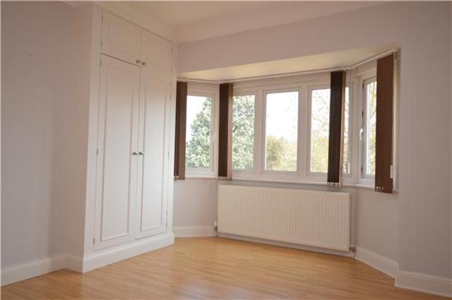  Image of 4 bedroom Semi-Detached house to rent in Courtenay Road Worcester Park KT4 at Surrey, KT4 8RY