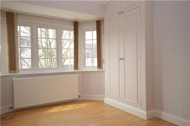  Image of 4 bedroom Semi-Detached house to rent in Courtenay Road Worcester Park KT4 at Surrey, KT4 8RY