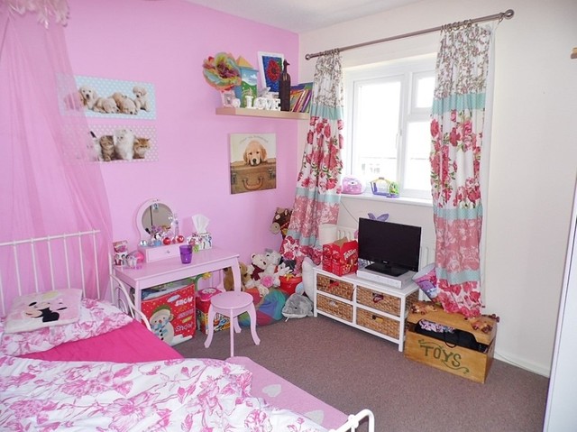  Image of 3 bedroom Terraced house for sale in Wesermarsch Road Cowplain Waterlooville PO8 at Wesermarsch Road Cowplain Waterlooville, PO8 8JJ