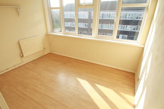  Image of 3 bedroom Terraced house to rent in Crusader Close Oldbury B69 at Crusader Close  Oldbury, B69 1EF