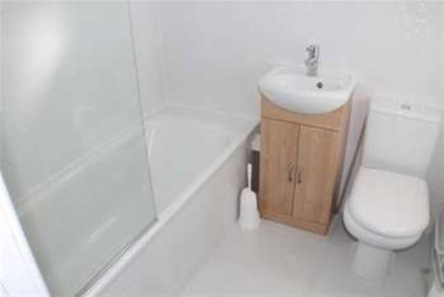  Image of 1 bedroom Flat to rent in Dinton Road Kingston upon Thames KT2 at Kingston upon Thames, KT2 5JT