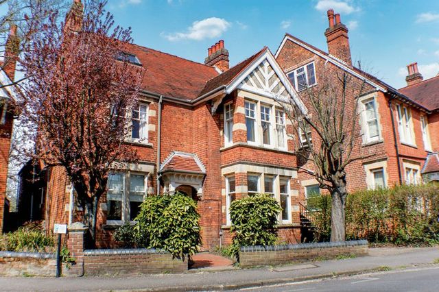  Image of 3 bedroom Flat for sale in Divinity Road Headington Oxford OX4 at Divinity Road  Oxford, OX4 1LN