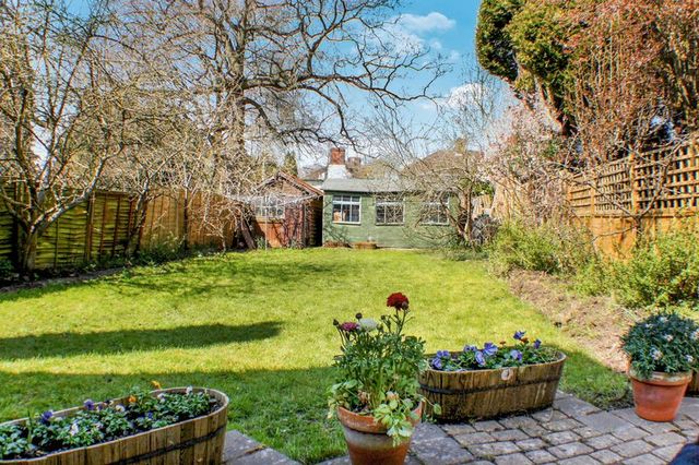  Image of 3 bedroom Flat for sale in Divinity Road Headington Oxford OX4 at Divinity Road  Oxford, OX4 1LN