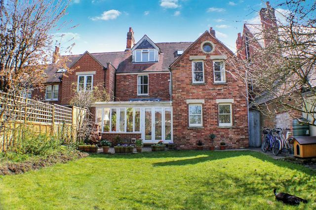  Image of 3 bedroom Flat for sale in Divinity Road Headington Oxford OX4 at Divinity Road  Oxford, OX4 1LN