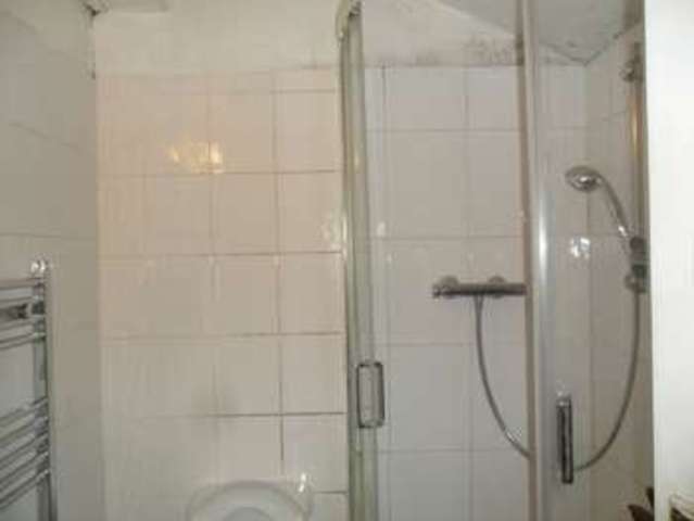  Image of 2 bedroom Flat to rent in Edinburgh Road London E17 at London Walthamstow London, E17 7QB