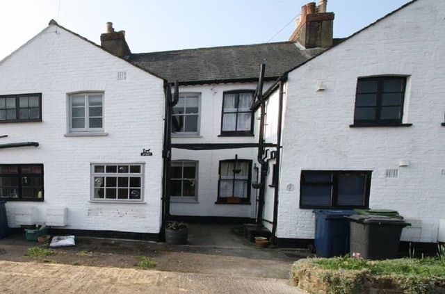  Image of 2 bedroom Property to rent in Stones Row Kings Road High Wycombe HP11 at Grapevine Close  High Wycombe, HP11 1SJ