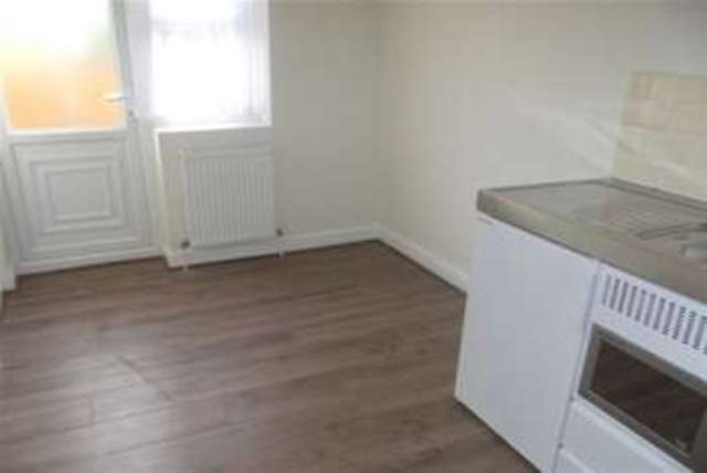  Image of Studio flat to rent in Fencepiece Road Ilford IG6 at Hainault, IG6 2ST