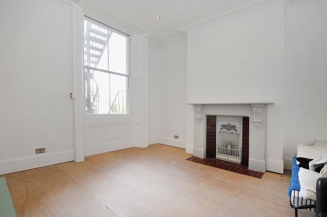  Image of 2 bedroom Flat for sale in Heene Terrace Worthing BN11 at Heene Terrace  Worthing, BN11 3NR