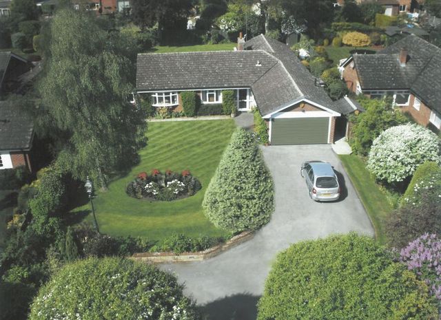  Image of 3 bedroom Detached house for sale in South Hill Rolleston-on-Dove Burton-on-Trent DE13 at South Hill Rolleston-On-Dove Burton-On-Trent, DE13 9AT
