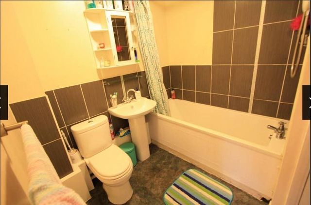  Image of 2 bedroom Flat to rent in Lowry Crescent Mitcham CR4 at Mitcham, CR4 3NX