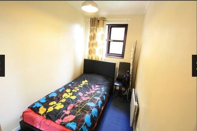 Image of 2 bedroom Flat to rent in Lowry Crescent Mitcham CR4 at Mitcham, CR4 3NX