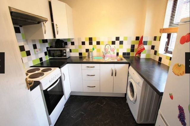  Image of 2 bedroom Flat to rent in Lowry Crescent Mitcham CR4 at Mitcham, CR4 3NX