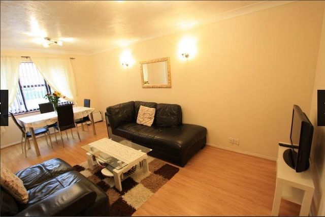  Image of 2 bedroom Flat to rent in Lowry Crescent Mitcham CR4 at Mitcham, CR4 3NX