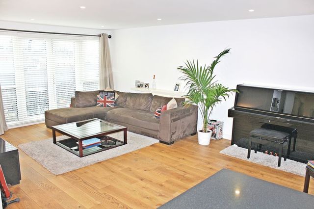  Image of 2 bedroom Flat for sale in Maltby Street London SE1 at 41 Maltby Street  London, SE1 3FF