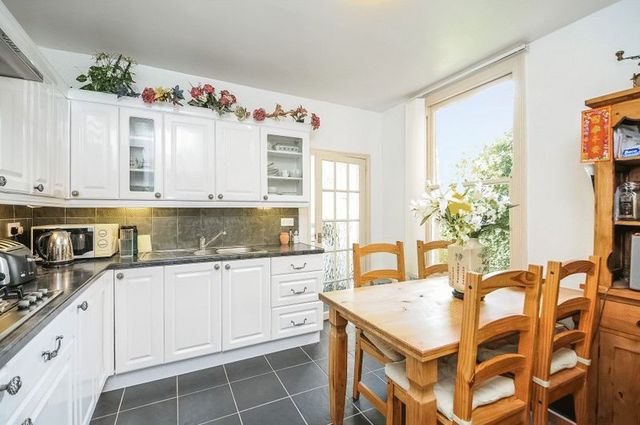  Image of 5 bedroom Terraced house for sale in Manor Park Redland Bristol BS6 at Manor Park Redland Bristol, BS6 7HN