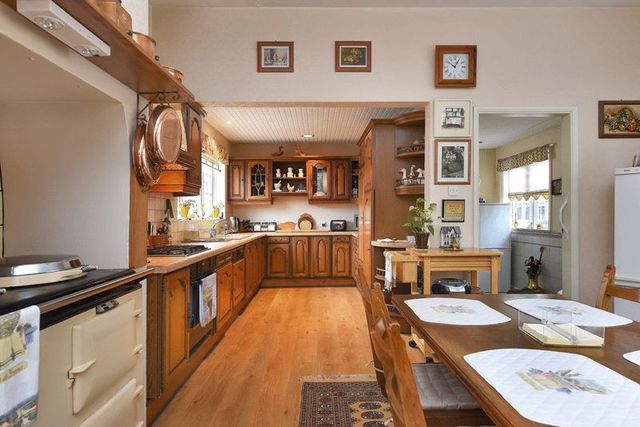  Image of 7 bedroom Detached house for sale in Manor Park Ruddington Nottingham NG11 at 12 Manor Park Ruddington Nottingham, NG11 6DS