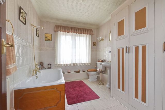  Image of 7 bedroom Detached house for sale in Manor Park Ruddington Nottingham NG11 at 12 Manor Park Ruddington Nottingham, NG11 6DS