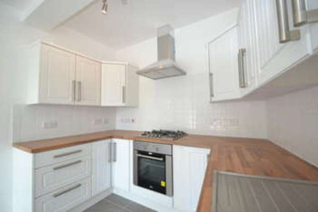  Image of 3 bedroom Flat to rent in Maple Road Surbiton KT6 at Surbiton Surrey, KT6 4AW