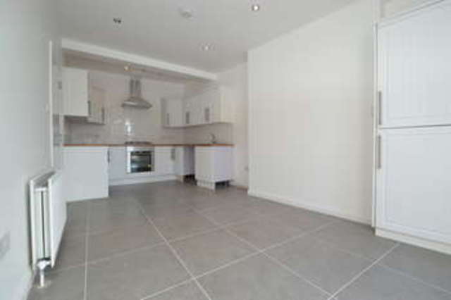  Image of 3 bedroom Flat to rent in Maple Road Surbiton KT6 at Surbiton Surrey, KT6 4AW