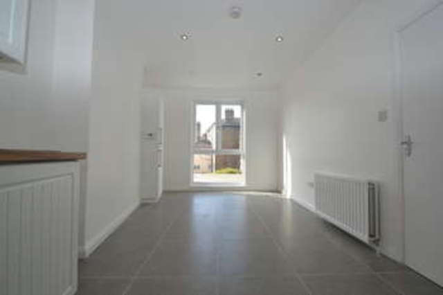  Image of 3 bedroom Flat to rent in Maple Road Surbiton KT6 at Surbiton Surrey, KT6 4AW