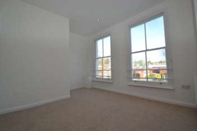  Image of 3 bedroom Flat to rent in Maple Road Surbiton KT6 at Surbiton Surrey, KT6 4AW