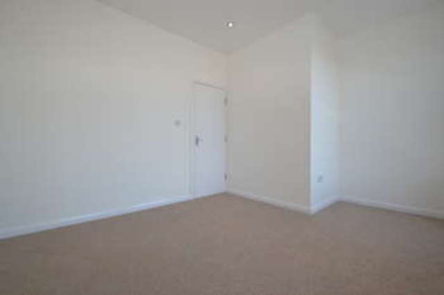  Image of 3 bedroom Flat to rent in Maple Road Surbiton KT6 at Surbiton Surrey, KT6 4AW