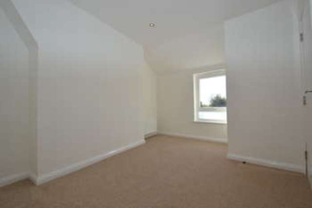  Image of 3 bedroom Flat to rent in Maple Road Surbiton KT6 at Surbiton Surrey, KT6 4AW