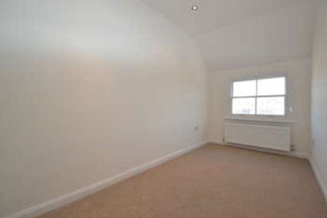  Image of 3 bedroom Flat to rent in Maple Road Surbiton KT6 at Surbiton Surrey, KT6 4AW