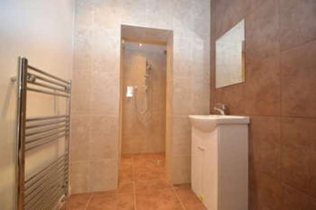  Image of 3 bedroom Flat to rent in Maple Road Surbiton KT6 at Surbiton Surrey, KT6 4AW