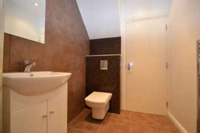  Image of 3 bedroom Flat to rent in Maple Road Surbiton KT6 at Surbiton Surrey, KT6 4AW