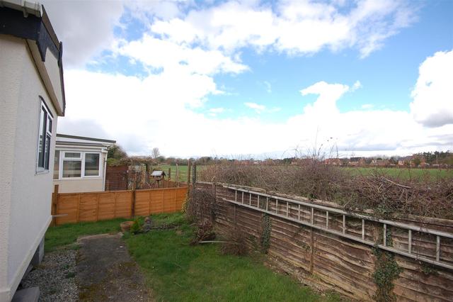  Image of 1 bedroom Bungalow to rent in Mere Oak Park Three Mile Cross Reading RG7 at Mere Oak Park Reading Reading, RG7 1NR