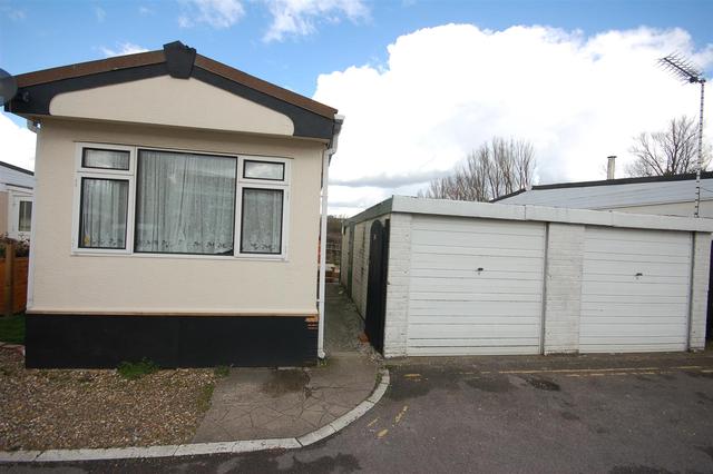  Image of 1 bedroom Bungalow to rent in Mere Oak Park Three Mile Cross Reading RG7 at Mere Oak Park Reading Reading, RG7 1NR