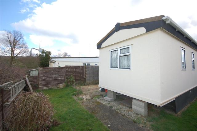  Image of 1 bedroom Bungalow to rent in Mere Oak Park Three Mile Cross Reading RG7 at Mere Oak Park Reading Reading, RG7 1NR