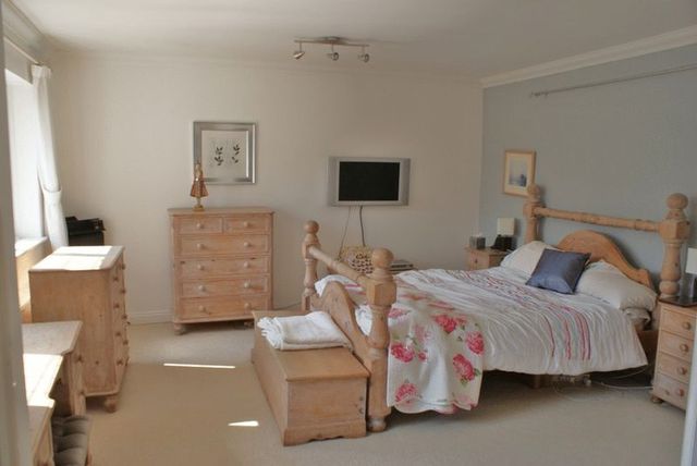  Image of 6 bedroom Detached house for sale in Highcliffe Close Woodley Reading RG5 at Highcliffe Close Woodley Reading, RG5 4RE