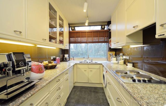  Image of 3 bedroom Flat to rent in Oak Hill Park London NW3 at Oak Hill Park Array Hampstead, NW3 7LJ