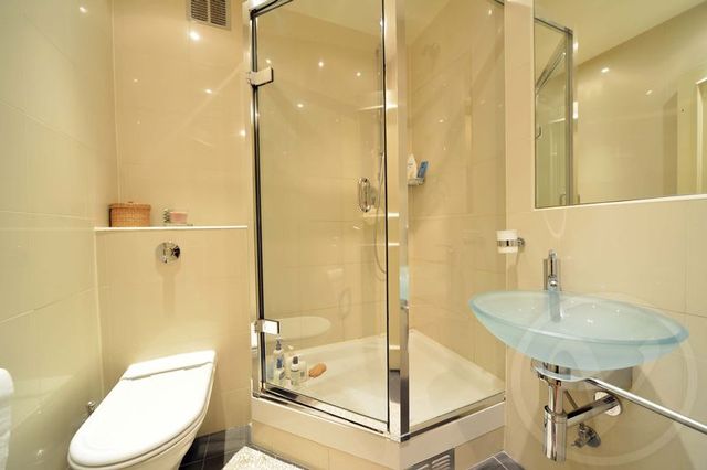  Image of 3 bedroom Flat to rent in Oak Hill Park London NW3 at Oak Hill Park Array Hampstead, NW3 7LJ