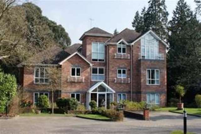  Image of 2 bedroom Flat to rent in Oatlands Chase Weybridge KT13 at Weybridge, KT13 9RP