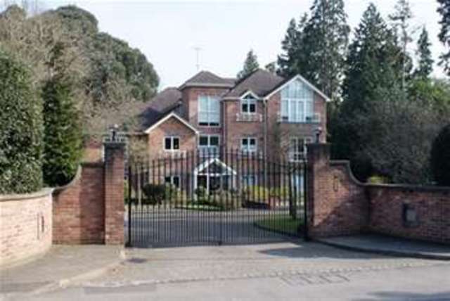  Image of 2 bedroom Flat to rent in Oatlands Chase Weybridge KT13 at Weybridge, KT13 9RP