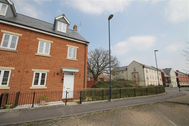  Image of 4 bedroom Property for sale in Pioneer Road Swindon SN25 at Pioneer Road Oakhurst Oakhurst, SN25 2LD