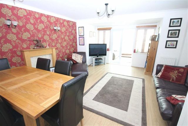  Image of 4 bedroom Property for sale in Pioneer Road Swindon SN25 at Pioneer Road Oakhurst Oakhurst, SN25 2LD