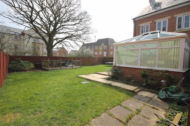  Image of 4 bedroom Property for sale in Pioneer Road Swindon SN25 at Pioneer Road Oakhurst Oakhurst, SN25 2LD