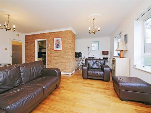  Image of 2 bedroom Flat to rent in Lincoln Road Enfield EN1 at Pottersfield Bush Hill Park Bush Hill Park, EN1 2DF