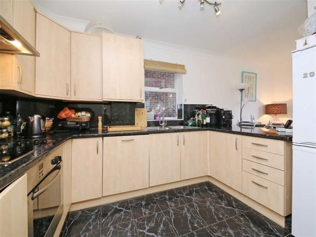  Image of 2 bedroom Flat to rent in Lincoln Road Enfield EN1 at Pottersfield Bush Hill Park Bush Hill Park, EN1 2DF