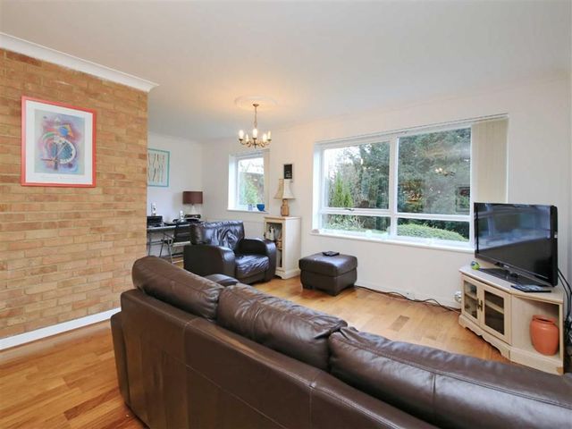  Image of 2 bedroom Flat to rent in Lincoln Road Enfield EN1 at Pottersfield Bush Hill Park Bush Hill Park, EN1 2DF