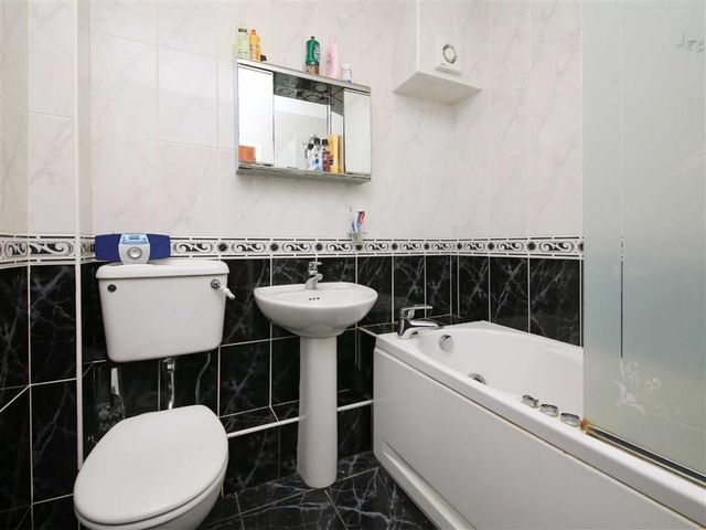  Image of 2 bedroom Flat to rent in Lincoln Road Enfield EN1 at Pottersfield Bush Hill Park Bush Hill Park, EN1 2DF