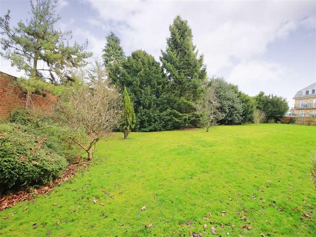  Image of 2 bedroom Flat to rent in Lincoln Road Enfield EN1 at Pottersfield Bush Hill Park Bush Hill Park, EN1 2DF