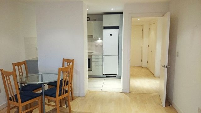  Image of 2 bedroom Flat to rent in Upper Richmond Road London SW15 at Upper Richmond Road  Putney, SW15 2SR