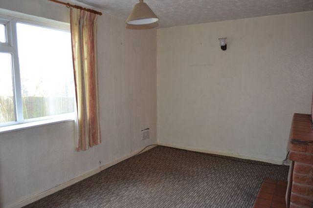  Image of 3 bedroom Semi-Detached house for sale in Queen Elizabeth Avenue South Ferriby Barton-upon-Humber DN18 at Queen Elizabeth Avenue South Ferriby South Ferriby, DN18 6HJ